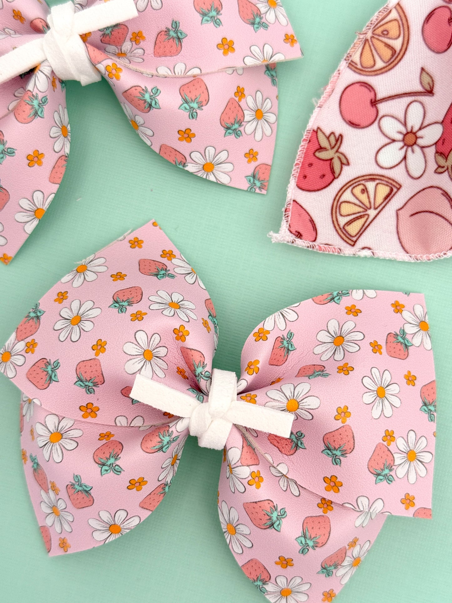 Strawberries & Daisies // Lena Bow